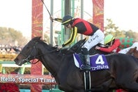 ３歳のミュージアムマイルが有馬記念を初制覇。C・デムーロ騎手は去年のリベンジを完遂した。写真：産経新聞社