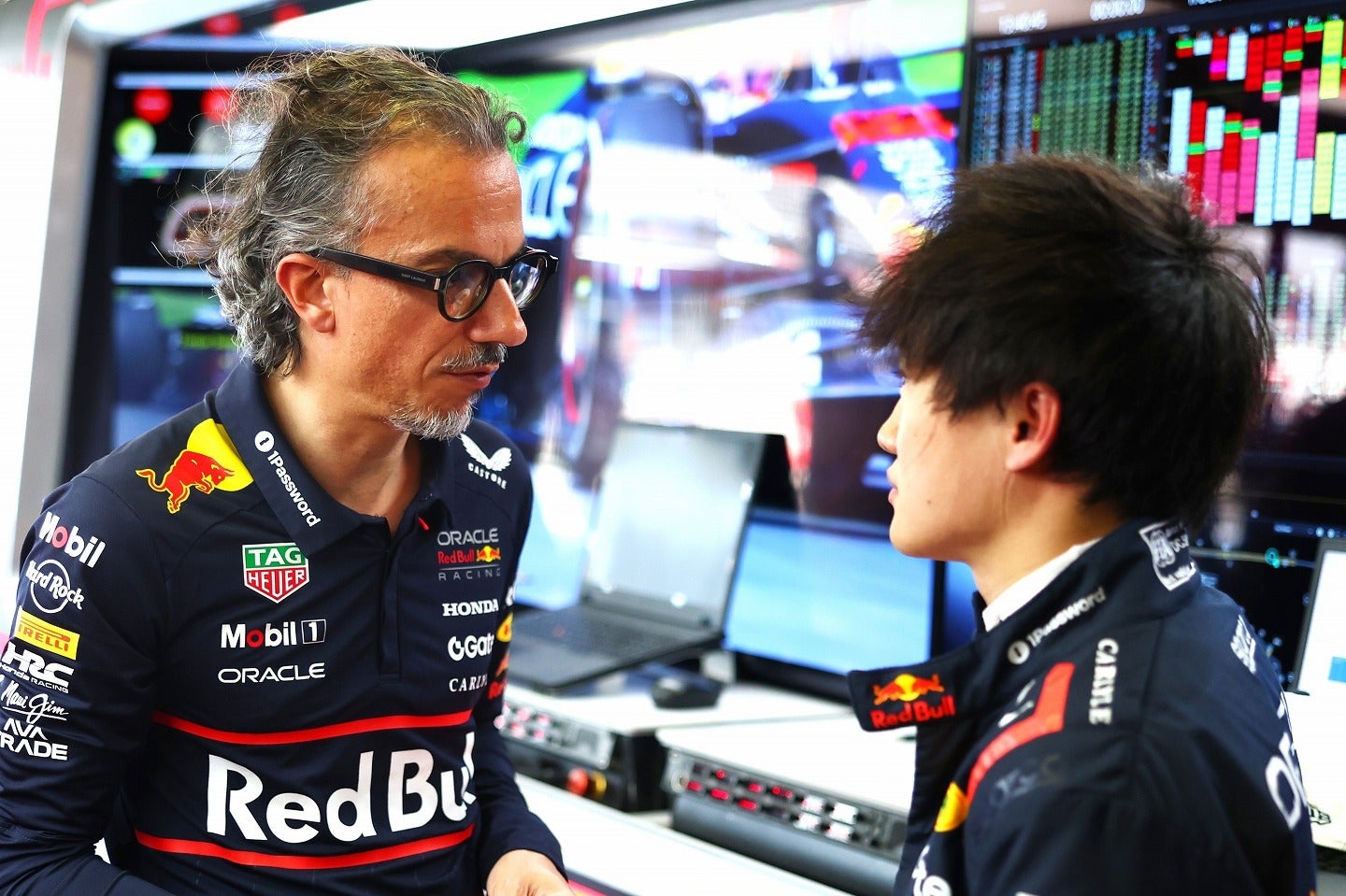 角田（右）の復活を願う発言をするメキース代表（左）だが、海外メディアは厳しい見方を示す。(C) Getty Images