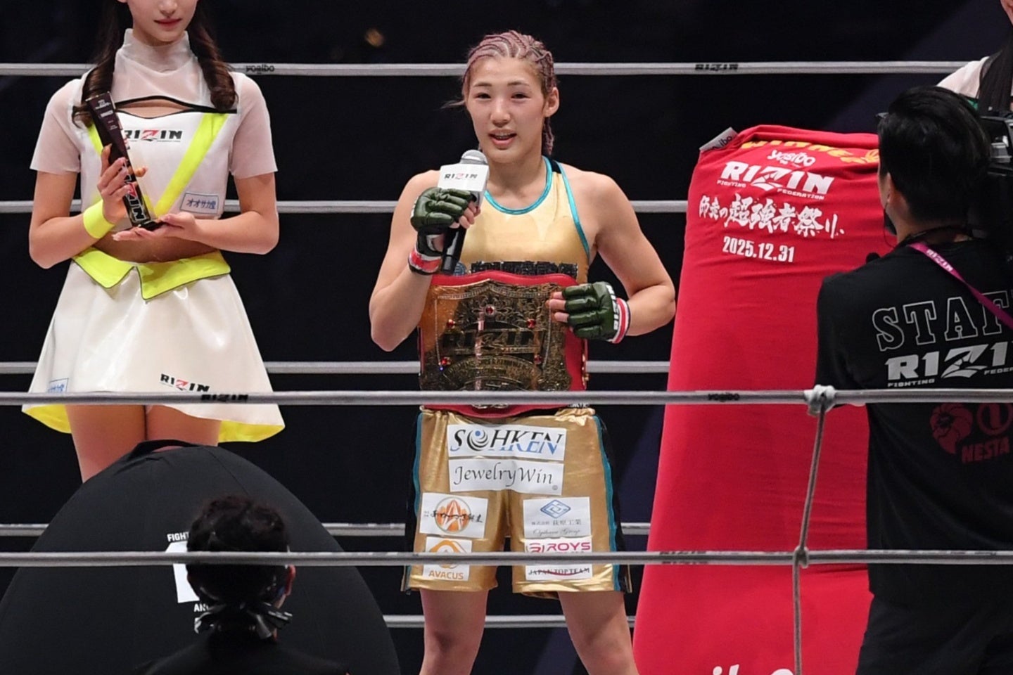 王座を防衛した伊澤。リング上でファンに異例のお願いをした。写真：鈴木颯太朗