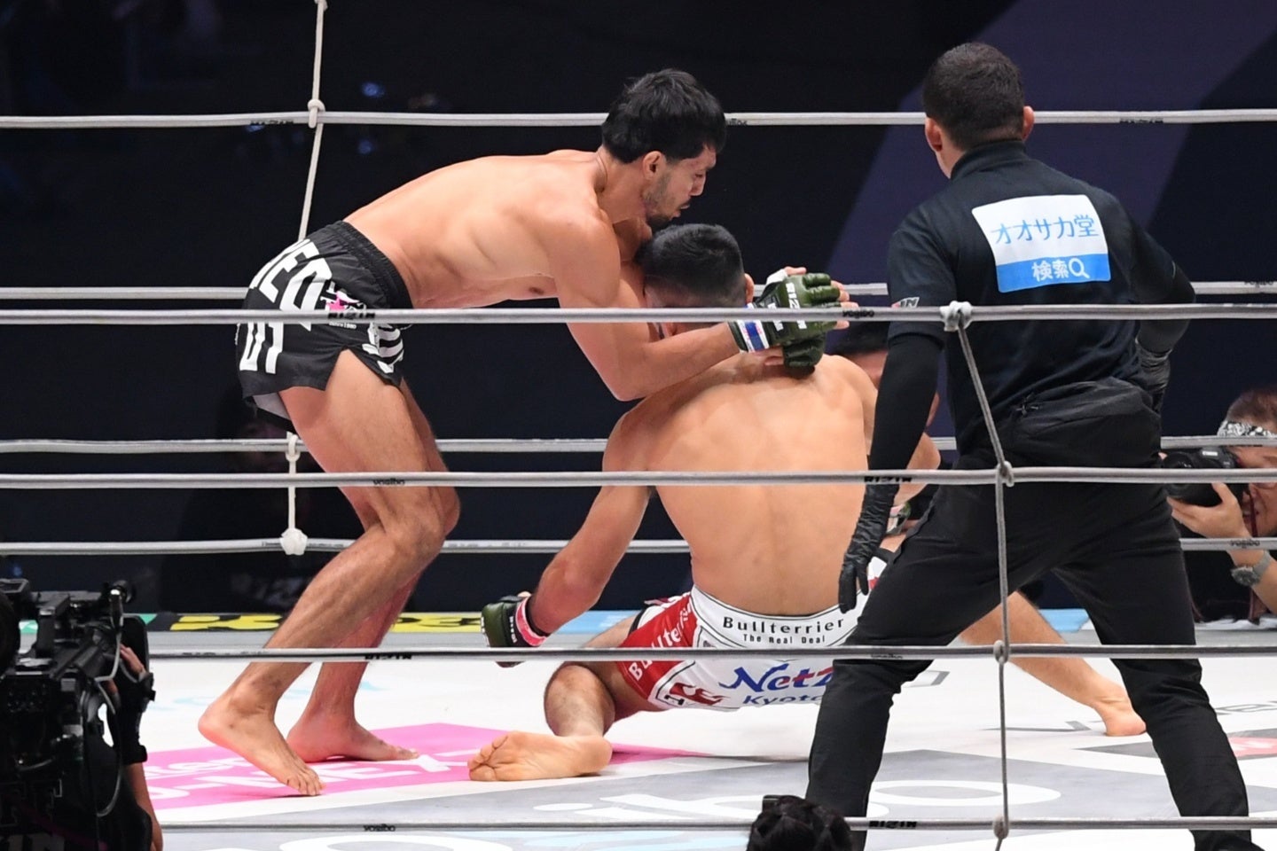 ライト級タイトルは13秒で決着した。写真：鈴木颯太朗