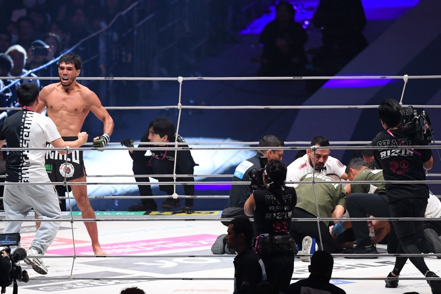 ノジモフ（左）が膝蹴り一発でKO勝ち。一方、敗れたホベルト（右）にレフェリーが総出で駆け寄る。写真：鈴木颯太朗