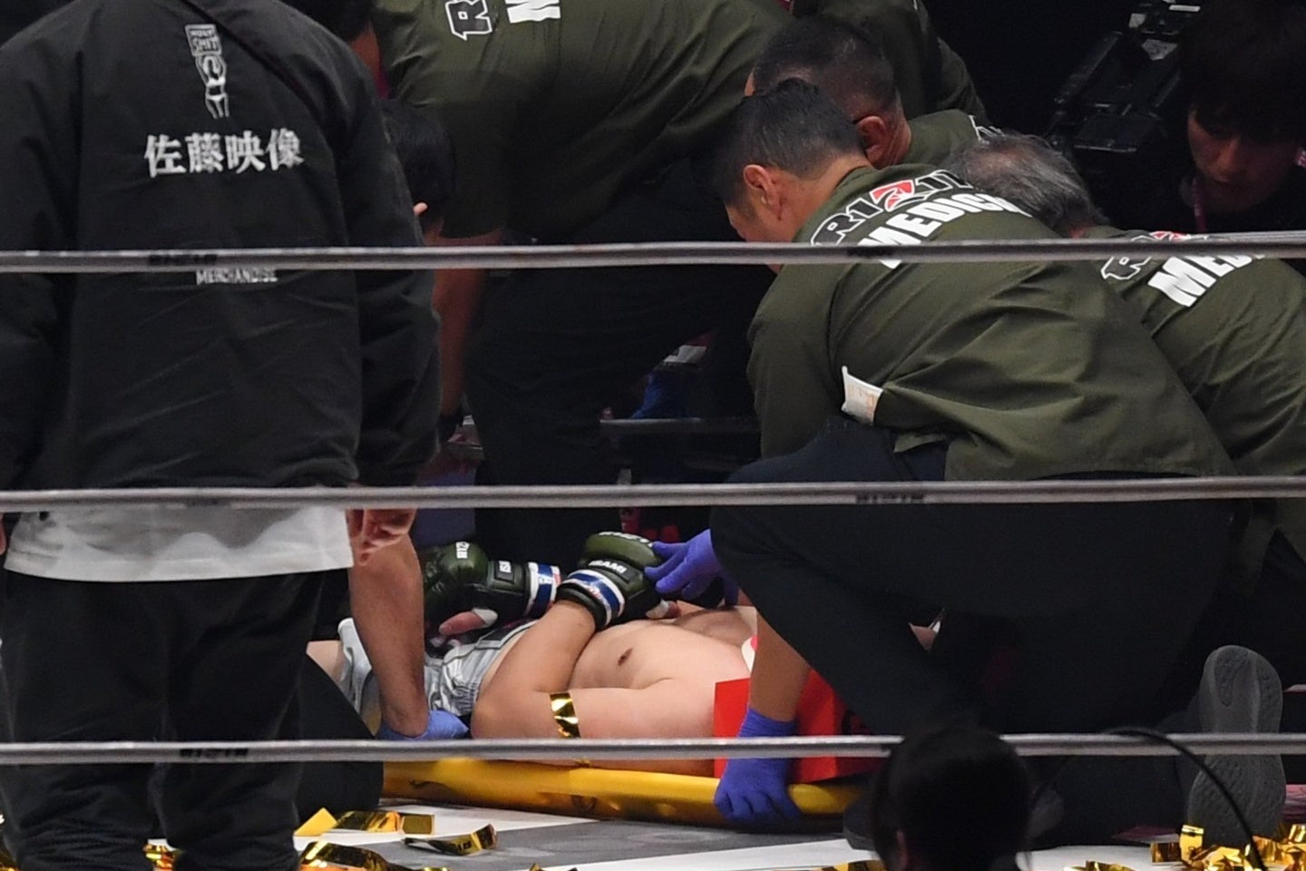 壮絶なKO負けを喫した朝倉は担架で搬送された。写真：鈴木颯太朗