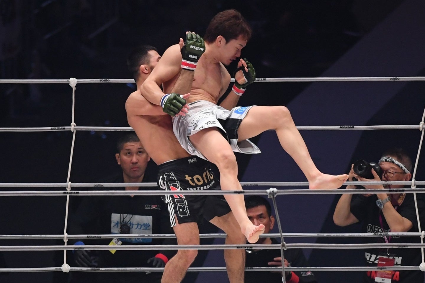 朝倉はシェイドゥラエフに豪快に投げ飛ばされた。写真：鈴木颯太朗