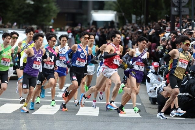 箱根駅伝が８時にスタート。２区を終えて城西大が首位に立っている。写真：滝川敏之