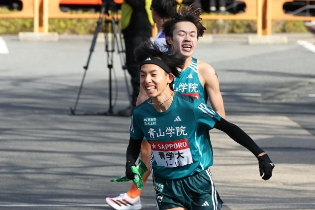 平松（右）から襷を受け、大逆転を成し遂げた黒田（左）。写真：滝川敏之