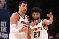 ヨキッチ(左)が最低４週間の離脱となった今、マレー(右)ら既存戦力のステップアップが求められる。(C)Getty Images