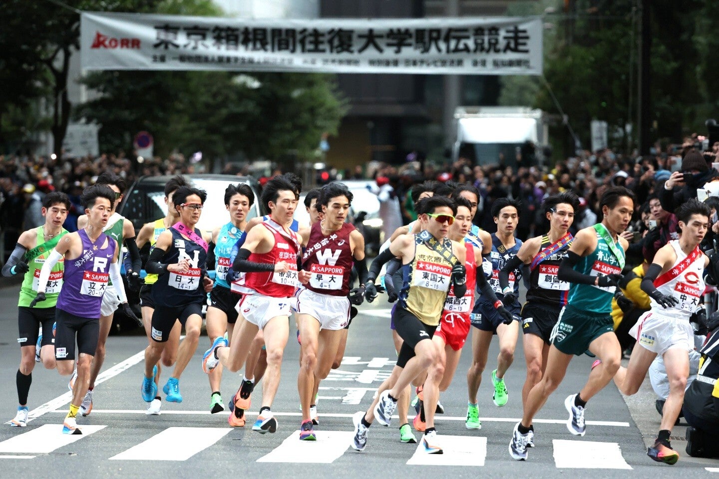 箱根駅伝の中継を人気歌手が手に汗握って応援した。写真：滝川敏之