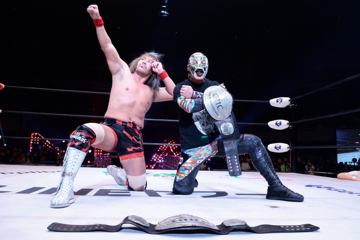 GHCタッグ王座を獲得した内藤（左）とBUSHI（右）。写真提供：プロレスリング・ノア