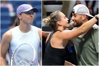 議論を集めたサバレンカ（中）対キリオス（右）のエキジビションについて、シフィオンテク（左）は批判的な見解を示し、女子テニスの価値を強調した。（C）Getty Images