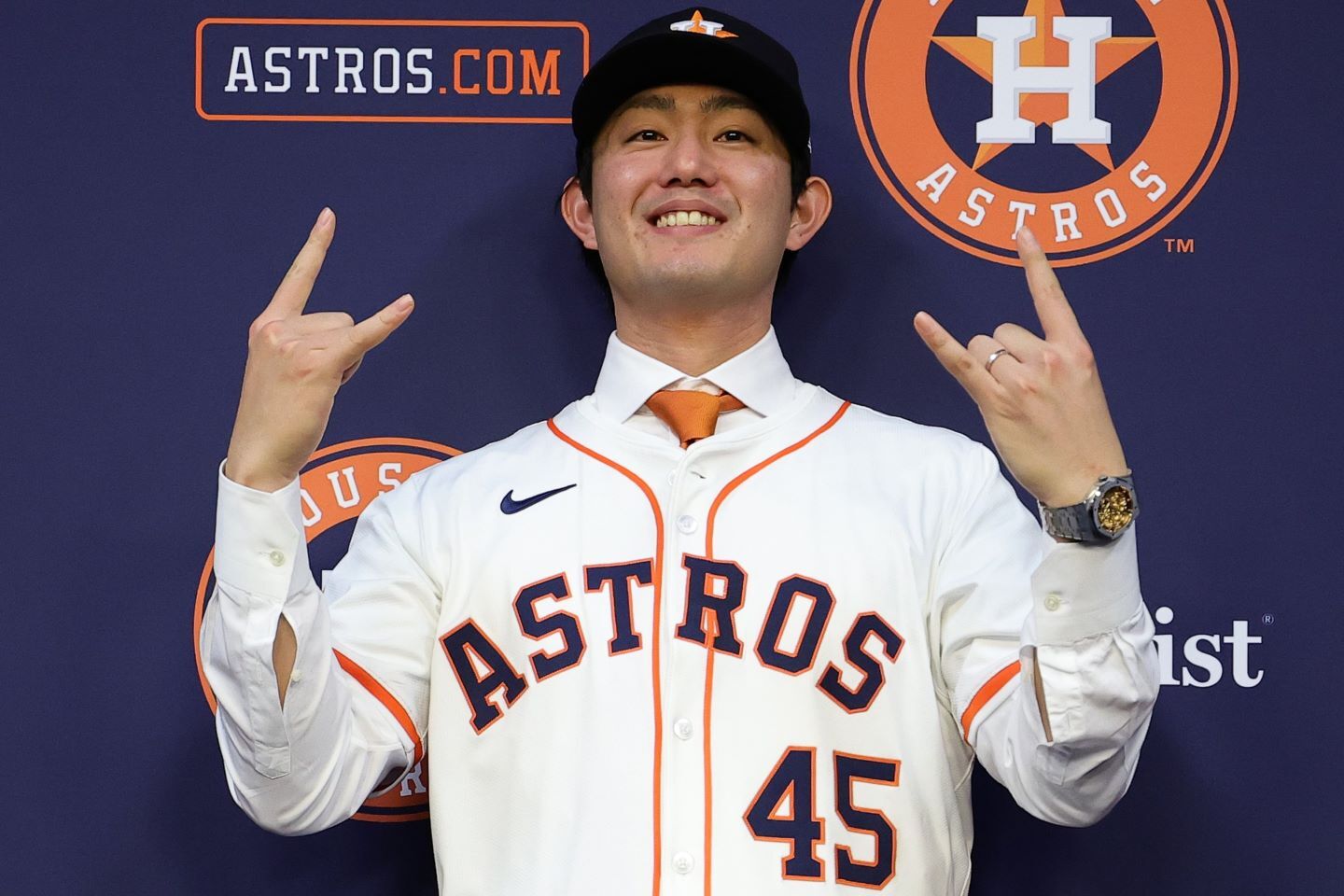 アストロズの入団記者会見に臨んだ今井。(C) Getty Images