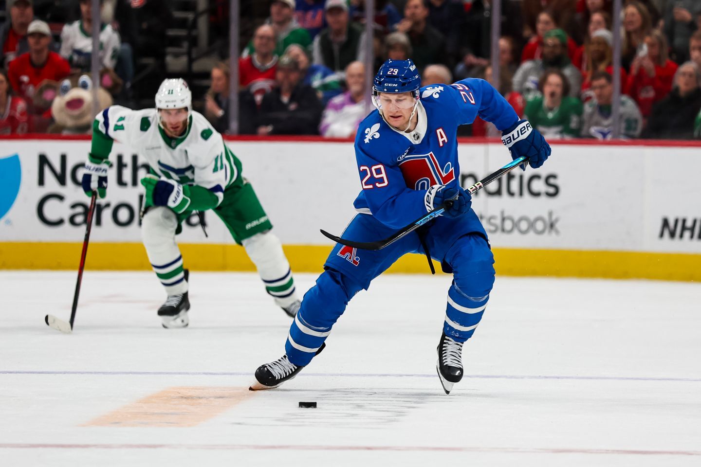 NHLのスター選手が参加するミラノ・コルティナ五輪。写真はコロラド・アバランチに所属する世界屈指のセンターフォワード、ネイサン・マッキノン（カナダ）。(C) Getty Images