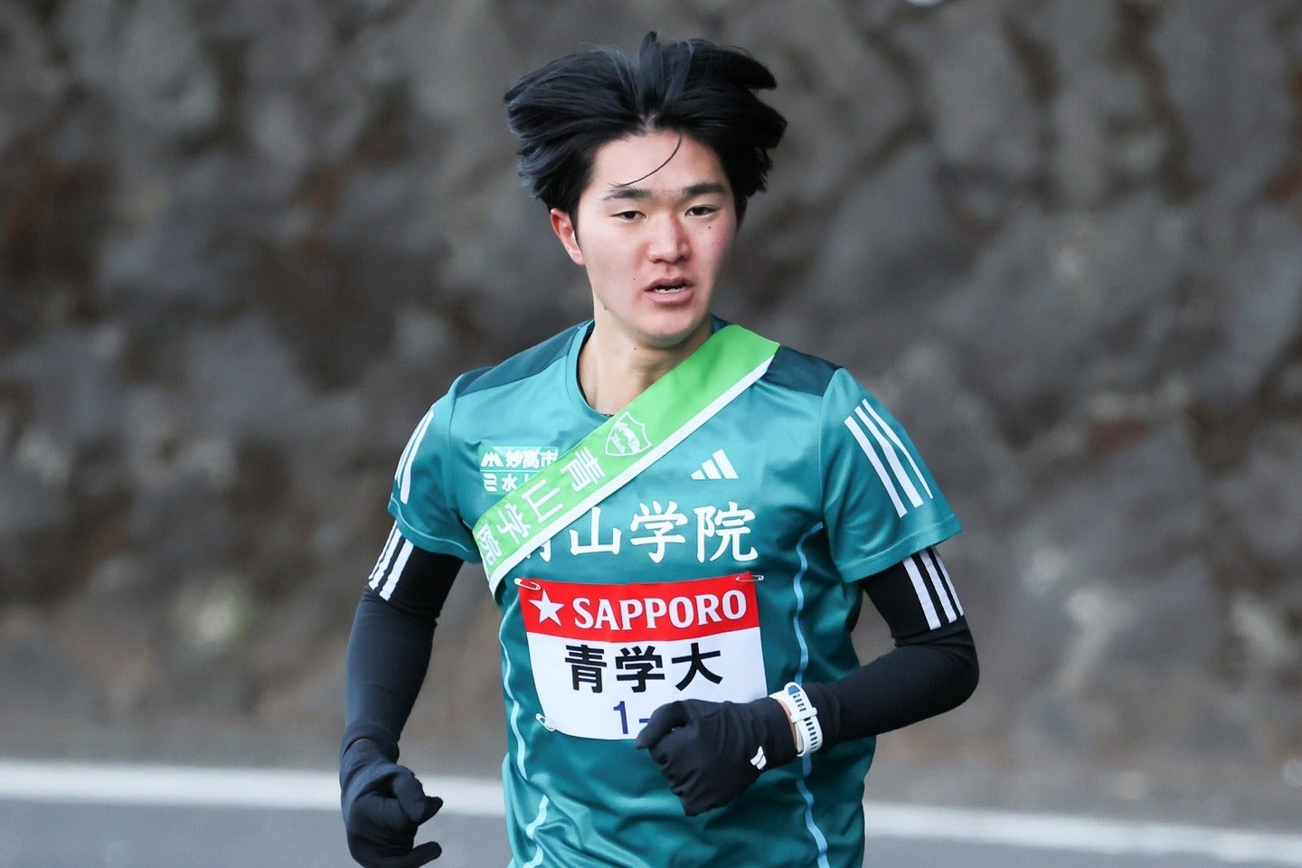 手袋を関係者がいないところに投げたという石川。(C) JMPA