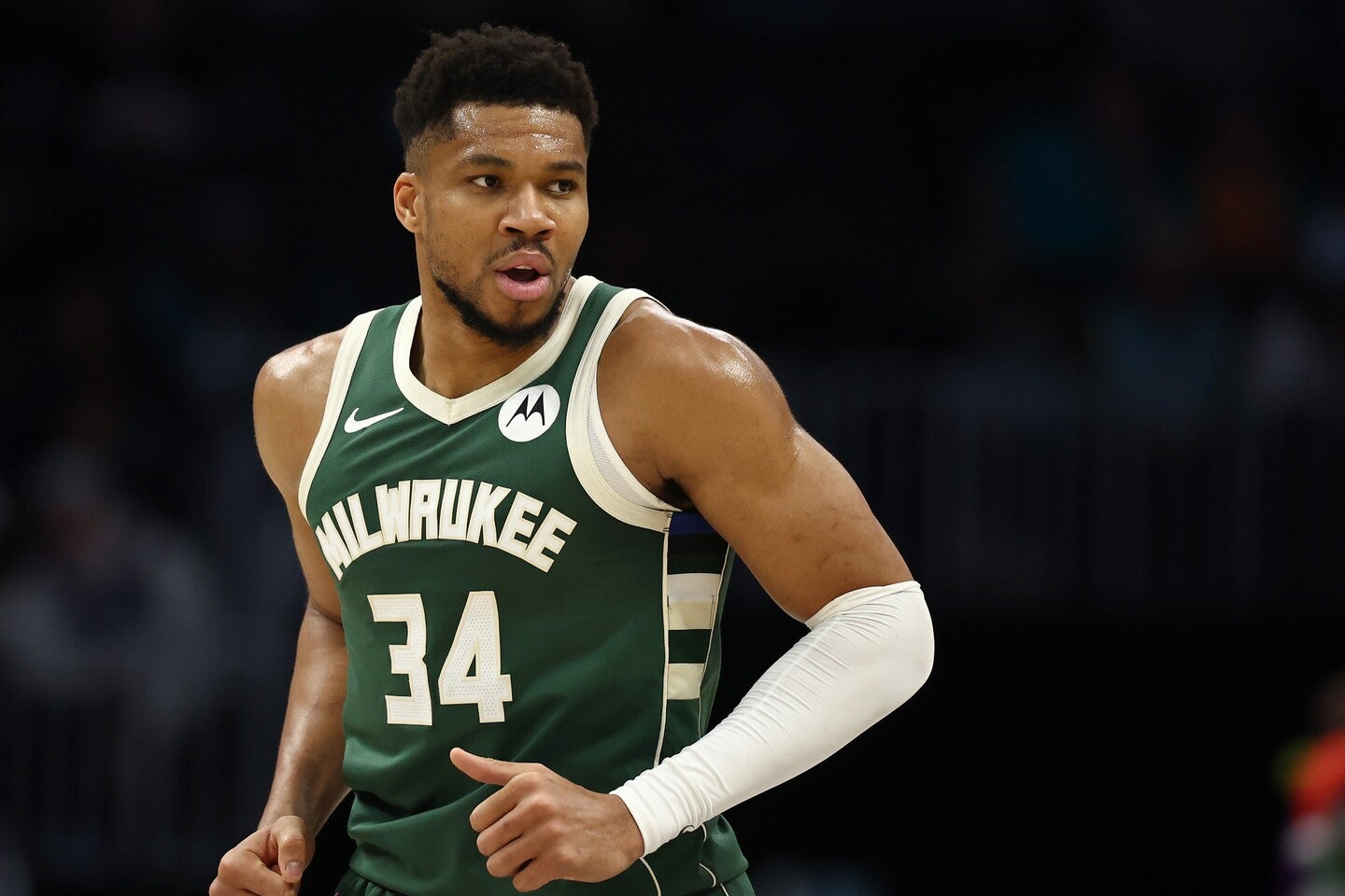 アシストが増えるほど勝率は高くなるが、ヤニスはプレーオフを見据え、仲間の成長を優先している。(C)Getty Images