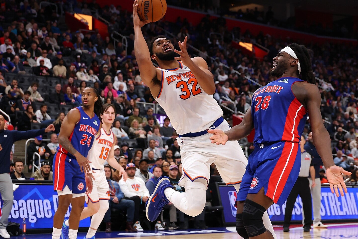 不甲斐ないタウンズのプレーをピアースが揶揄した。(C)Getty Images