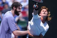 身長211センチのオペルカ（左）と170センチのスウィーニー（右）。椅子に乗ってハグするという12年前の名シーンが再現された。(C)Getty Images