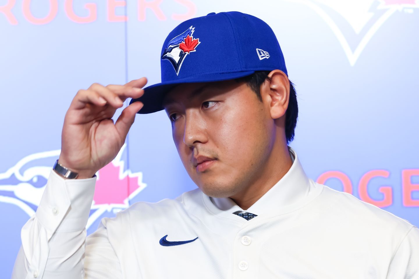 ブルージェイズの入団記者会見に臨んだ岡本。(C) Getty Images