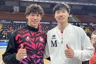 試合後にミラノの大塚（右）と肩を並べたペルージャの石川（左）。写真：佳子S.バディアーリ
