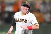 巨人のリチャード。飛行機内で隣の席に居合わせた俳優とのツーショットが話題だ。写真：産経新聞社