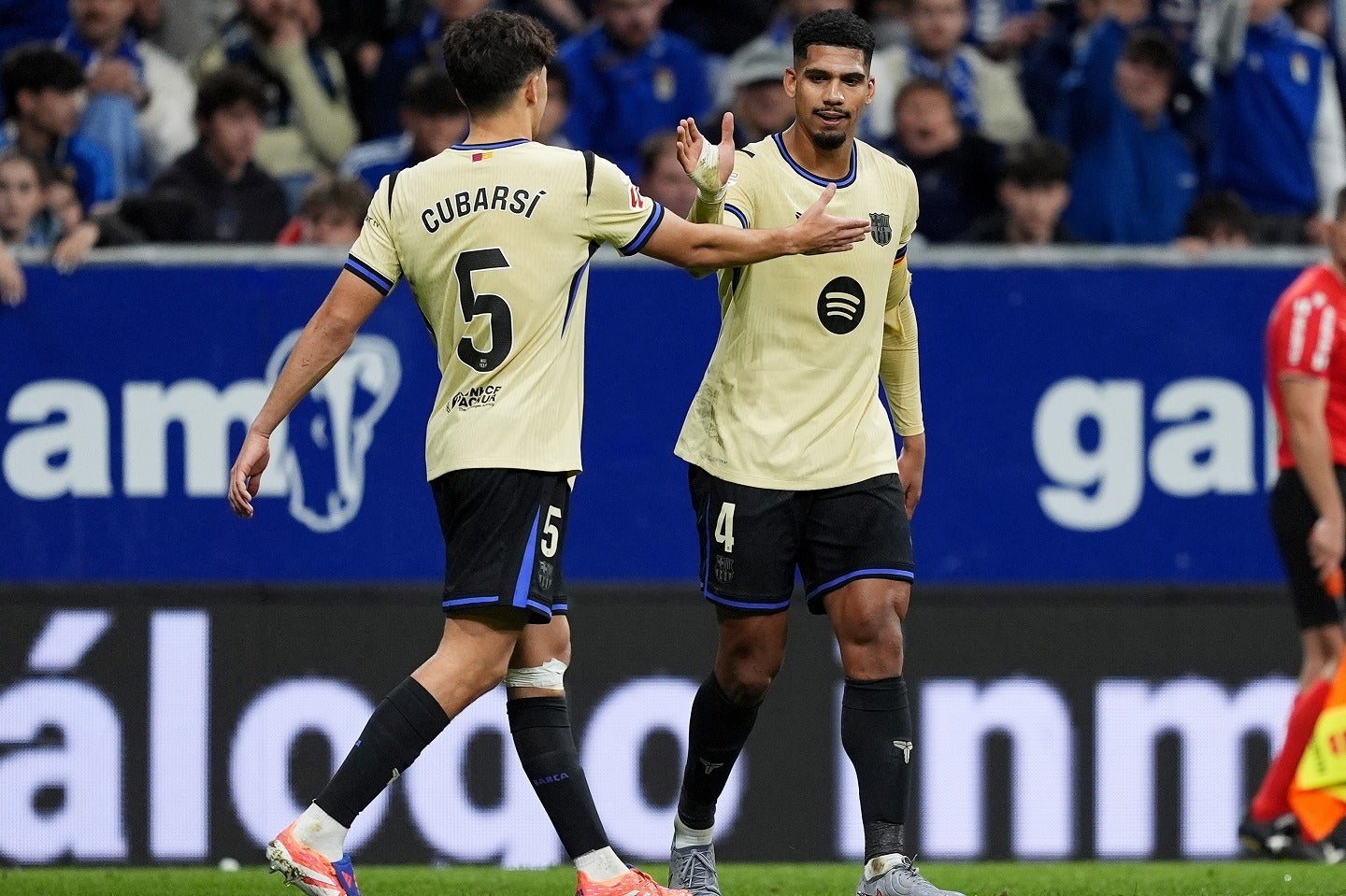 クバルシ（左）とアラウホ（右）。ここに左利きのCBをひとり加えたい。(C)Getty Images