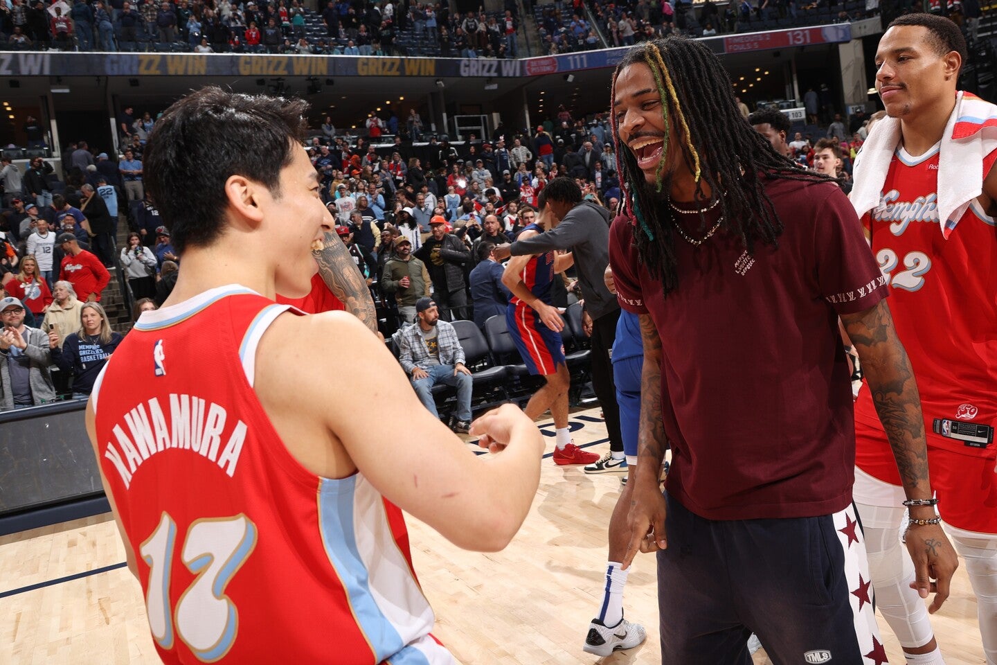 河村のブルズ再加入に、モラント(右)も喜びのリアクションを見せた。(C)Getty Images