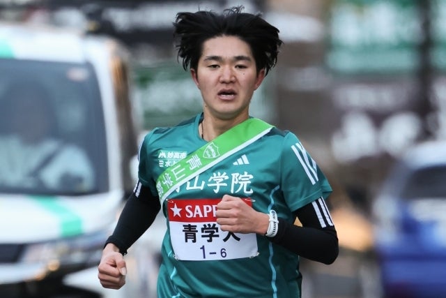 １年生にして青山学院大６区を託され、期待に応えた石川。終盤は手袋を外して力走した。写真：JMPA