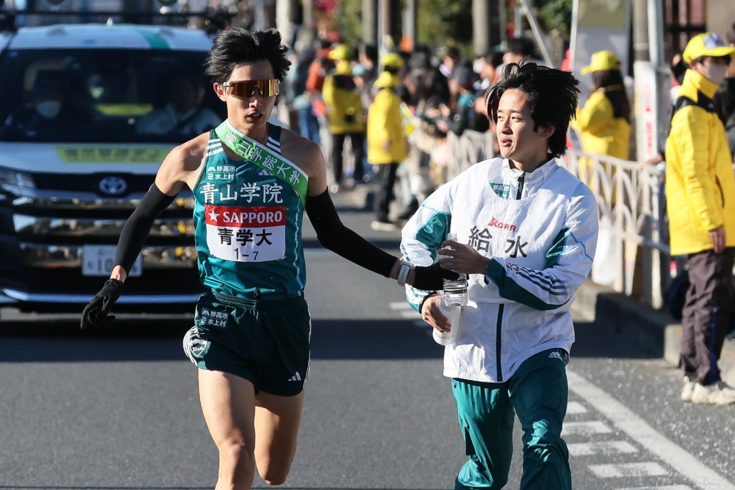 ランナーに給水ボトルを渡す場面。意外な人物が脚光を浴びた。※写真はイメージ。写真：JMPA