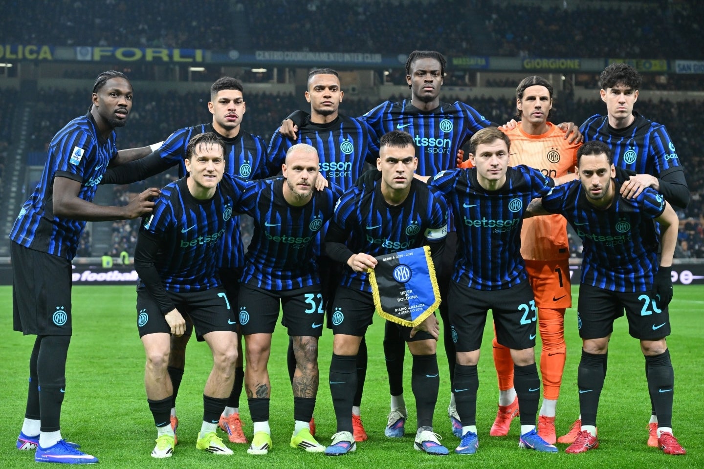 インテルのラウタロ（前列中央）が10ゴールで得点ランキングのトップに。13節から５試合連続弾と圧巻の活躍だ。(C)Alberto LINGRIA