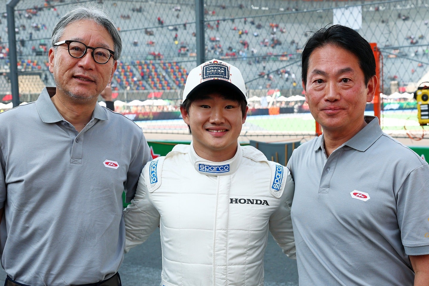 ホンダ社長の三部敏宏氏（左）とホンダ・レーシング社長の渡辺康治氏（右）。角田（中央）の「RA272」のデモ走行に駆け付けた。(C) Getty Images