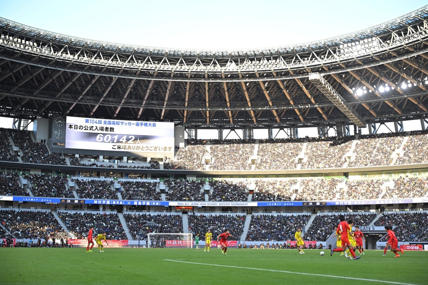 高校サッカー決勝の観客数は６万人を超えた。写真：金子拓弥（THE DIGEST写真部）