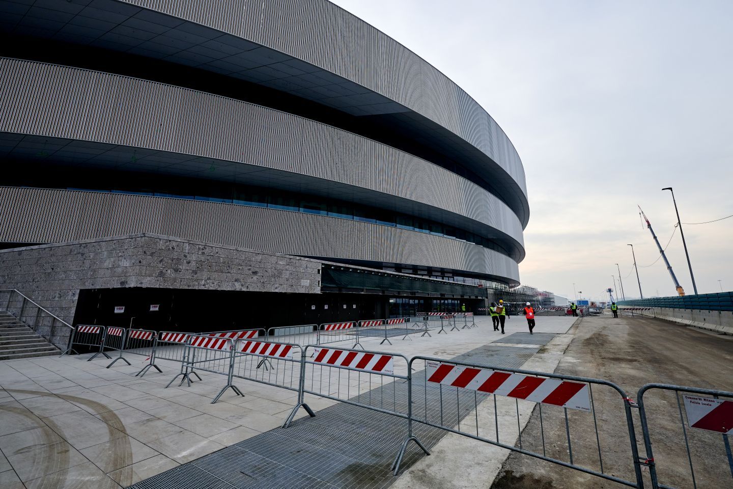 近代的な建築物の五輪アイスホッケー会場。しかし、周辺の交通インフラや案内標識などの動線設備は未完成のようだ。(C) Getty Images