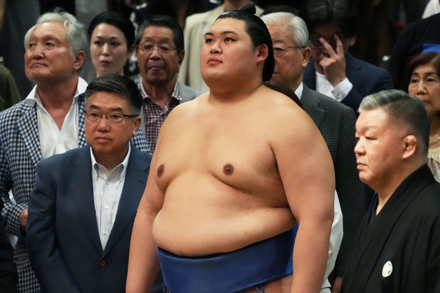 大の里が受け取った懸賞の束に驚きの声が上がっている。(C) Getty Images