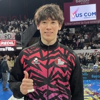 直近２試合に先発出場したOH石川は出場せず休養。コートサイドで試合の行方を見守った。写真：佳子S.バディアーリ