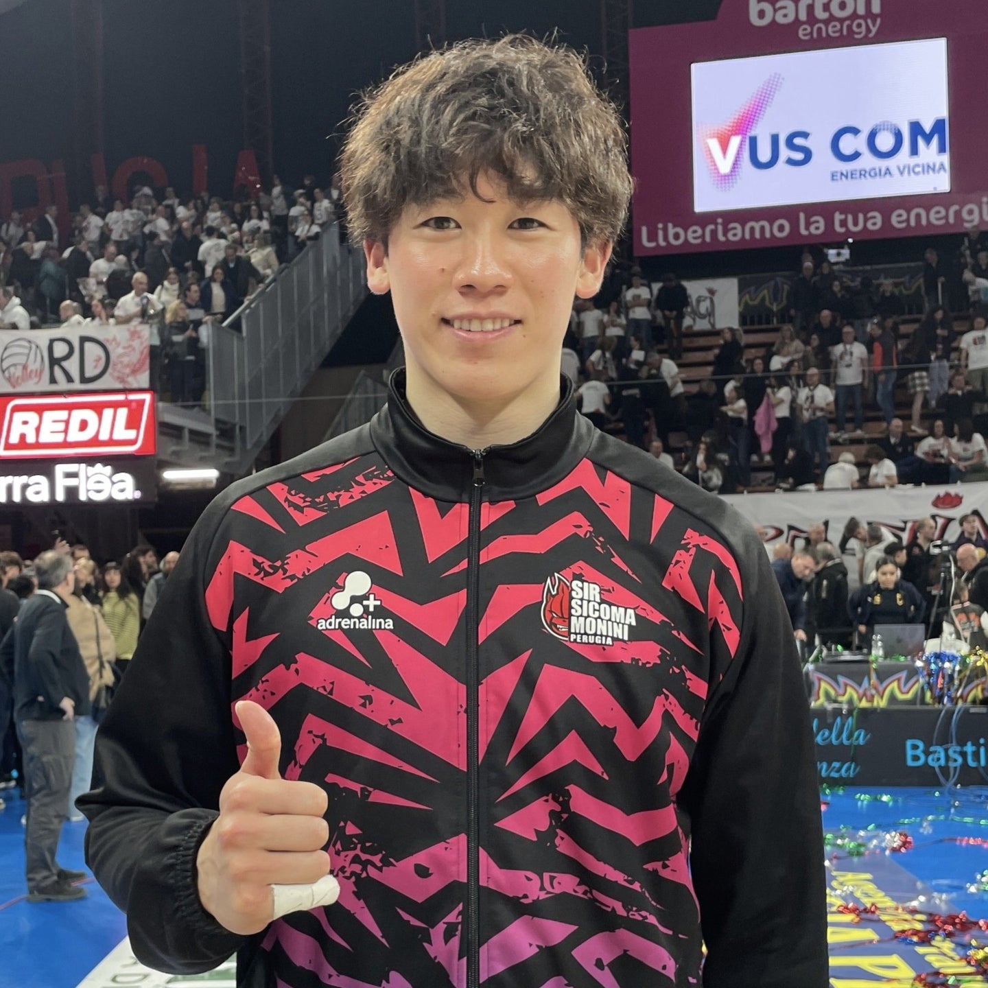 直近２試合に先発出場したOH石川は出場せず休養。コートサイドで試合の行方を見守った。写真：佳子S.バディアーリ