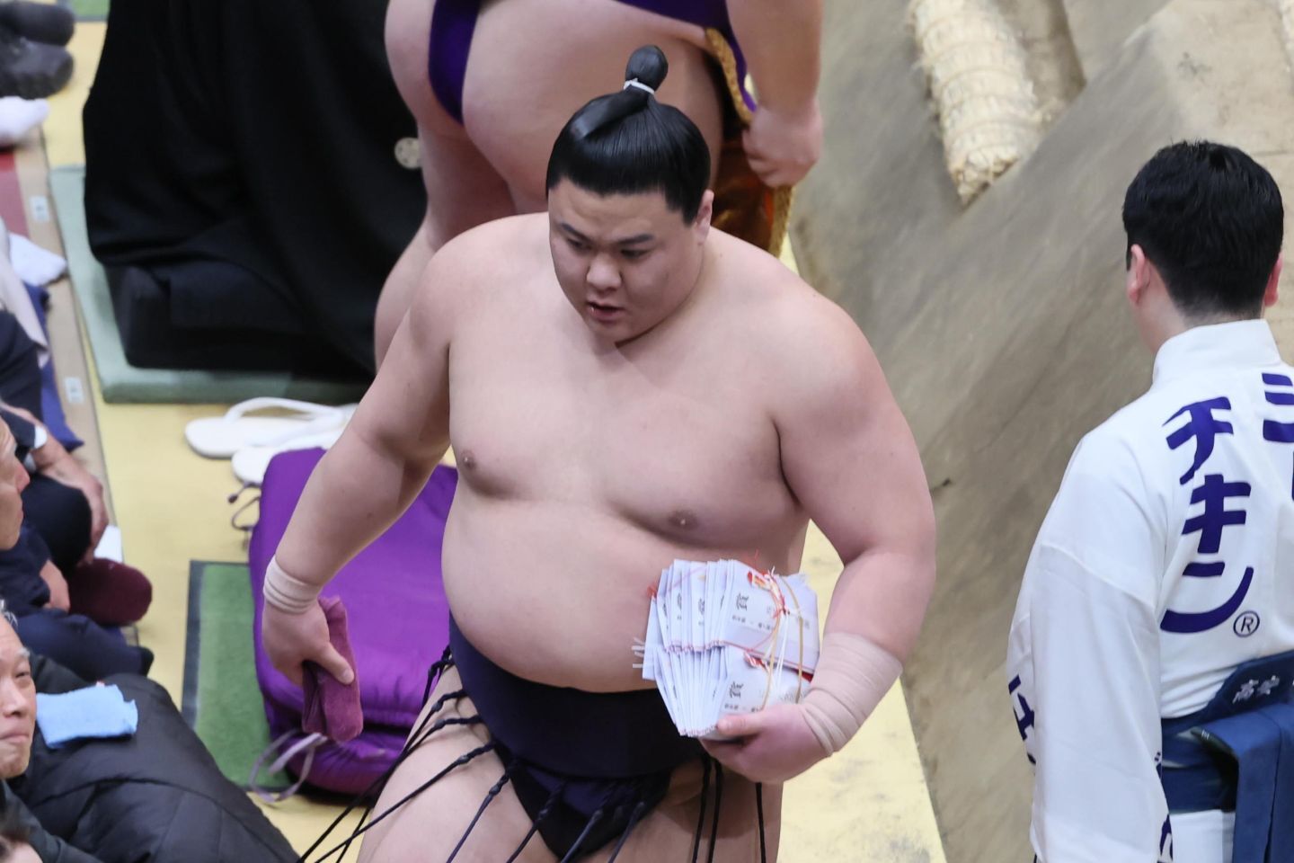 連日懸賞金を荒稼ぎ。義ノ富士が２横綱を破った。写真:産経新聞社