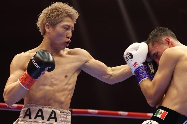 昨年12月にピカソ（右）を圧倒し、世界戦の連勝記録を27まで伸ばした井上（左）。(C)Getty Images