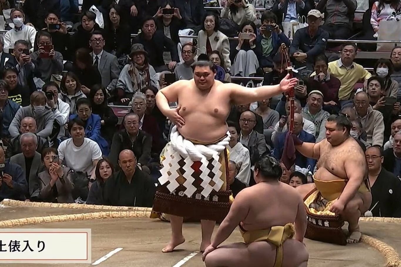 大の里の土俵入りの背後に山口さんの姿が。（C）AbemaTV,Inc.