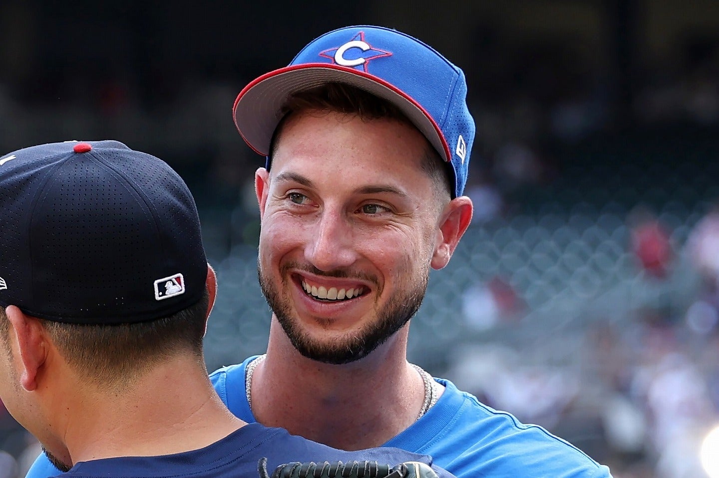 ドジャース専門メディアの記者から歓迎を受けているタッカー。（C)Getty Images