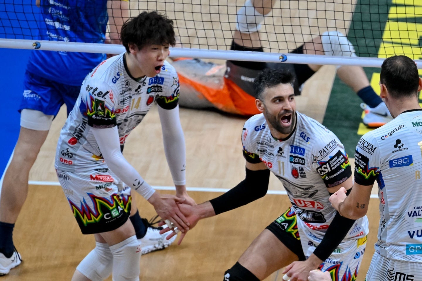 石川はチームメイトとハイタッチして喜んだ。画像提供:Sir Susa Scai Perugia