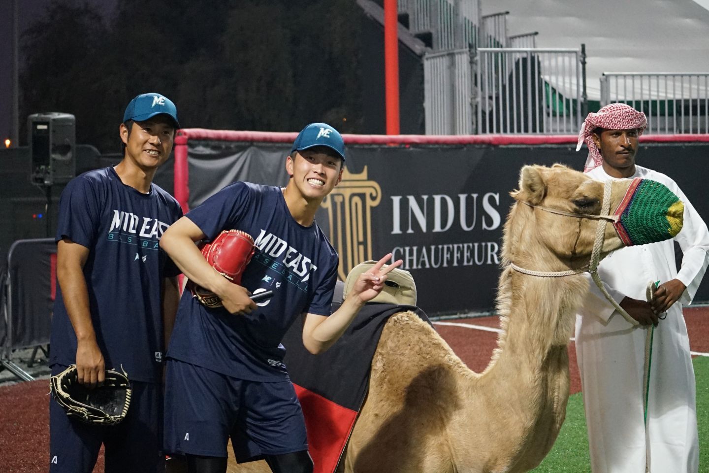ドバイの球場にはラクダも登場。吉岡暖も明るい表情を見せた。写真：萩原孝弘