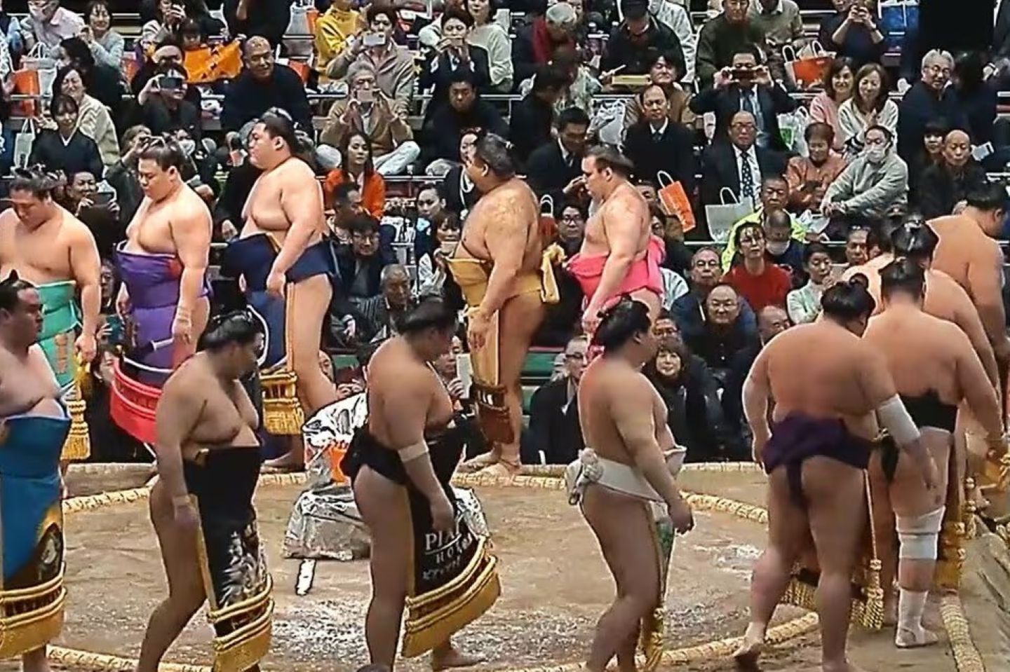 土俵下の砂被り席で、モデルの黒田さんと作家の岩下さんも観戦。（C）AbemaTV,Inc.