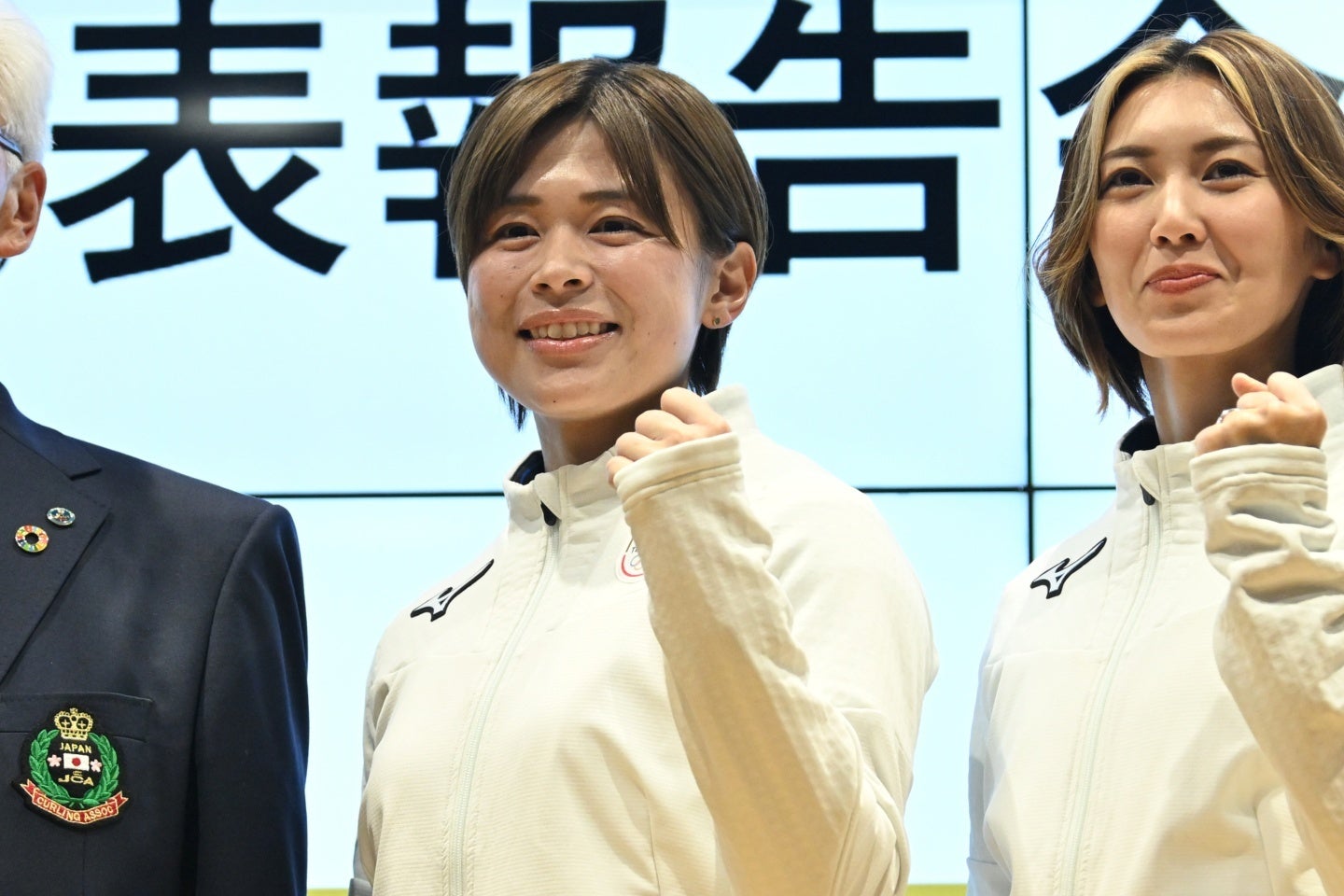 カーリング女子日本代表の小野寺佳歩（中央）。SNSに練習風景をアップした。写真：鈴木颯太朗