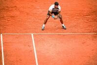 相手サーバーのボールが隣のコートに飛んで行った場合、レシーバーはそのボールをバウンドする前にキャッチしてもいいのだろうか…。(C)Getty Images