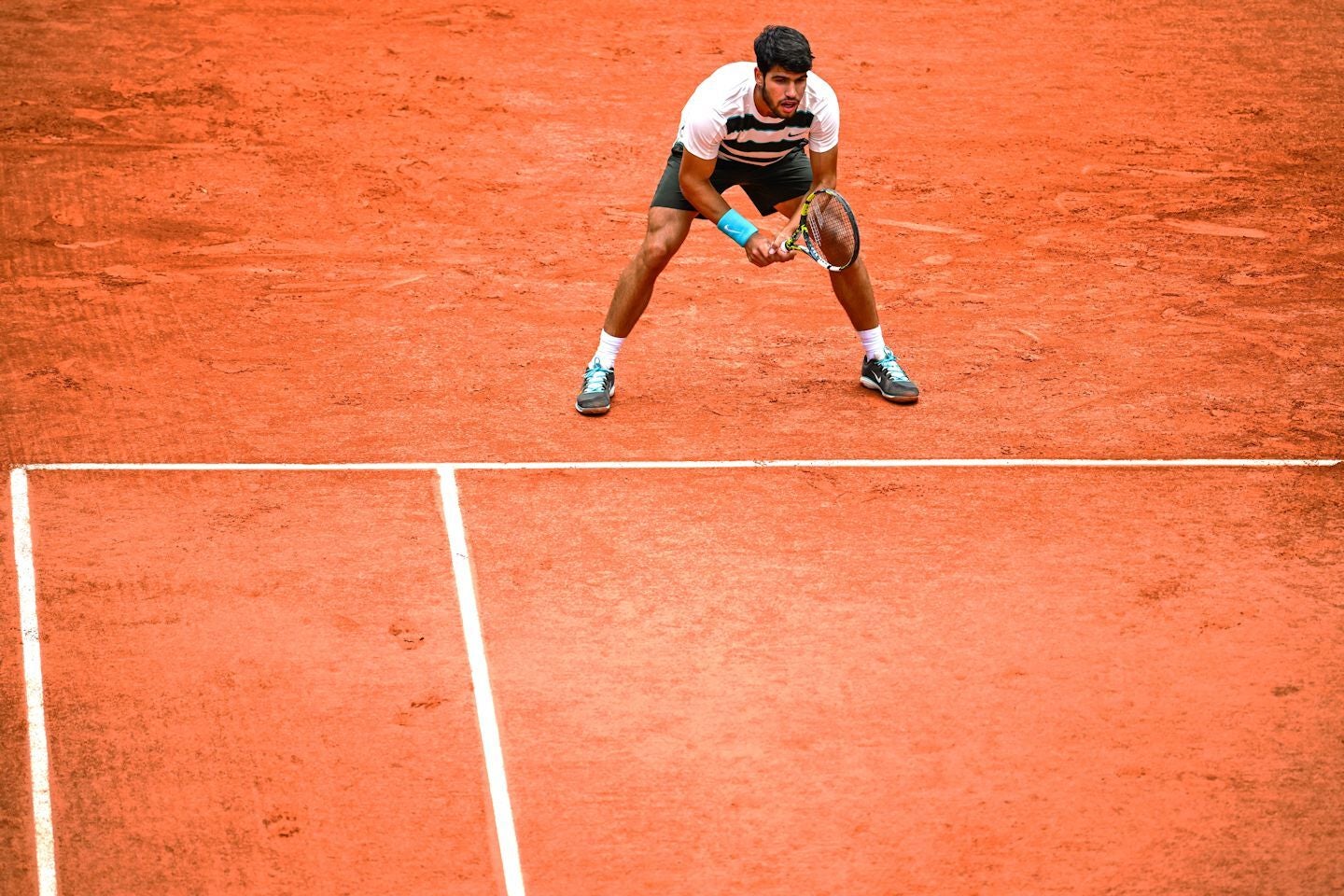 相手サーバーのボールが隣のコートに飛んで行った場合、レシーバーはそのボールをバウンドする前にキャッチしてもいいのだろうか…。(C)Getty Images