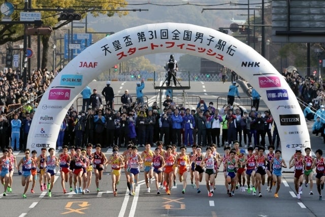 全国高校駅伝のエース区間でトップ３を占めた増子（７番）、新妻（28番）、本田（31番）。抜け出したのは鈴木だった。写真：産経新聞社