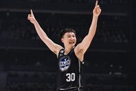 初のＢリーグ・オールスターで９本の３ポイントを含む31得点を奪った富永。最も印象に残った選手に贈られるMIP賞を受賞した。(C)B.LEAGUE