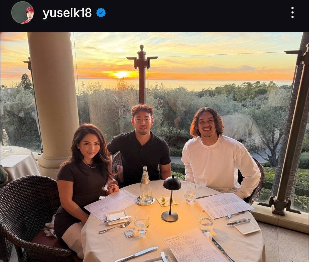 髙橋（右）をもてなした菊池（中央）と妻・瑠美さん（左）。写真：菊池の公式インスタグラム（@yuseik18）より