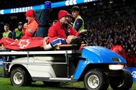 左足のハムストリングを痛め、担架で運び出された久保。(C)Getty Images