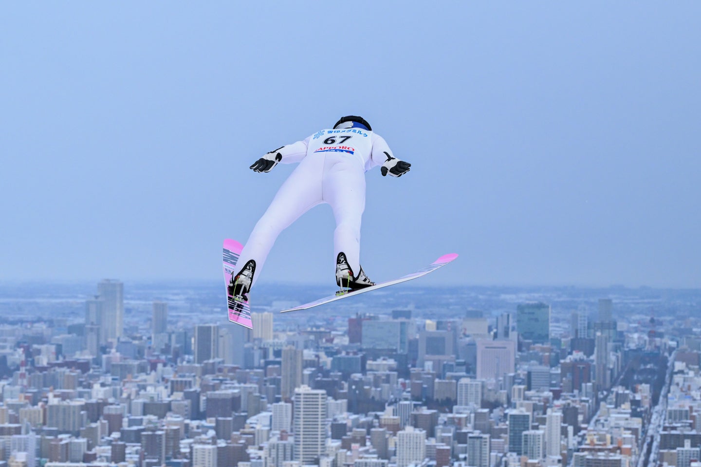 ノルディックスキーW杯ジャンプ男子札幌大会が開催され、表彰式に登場した美女が注目を集めている。(C) Getty Images