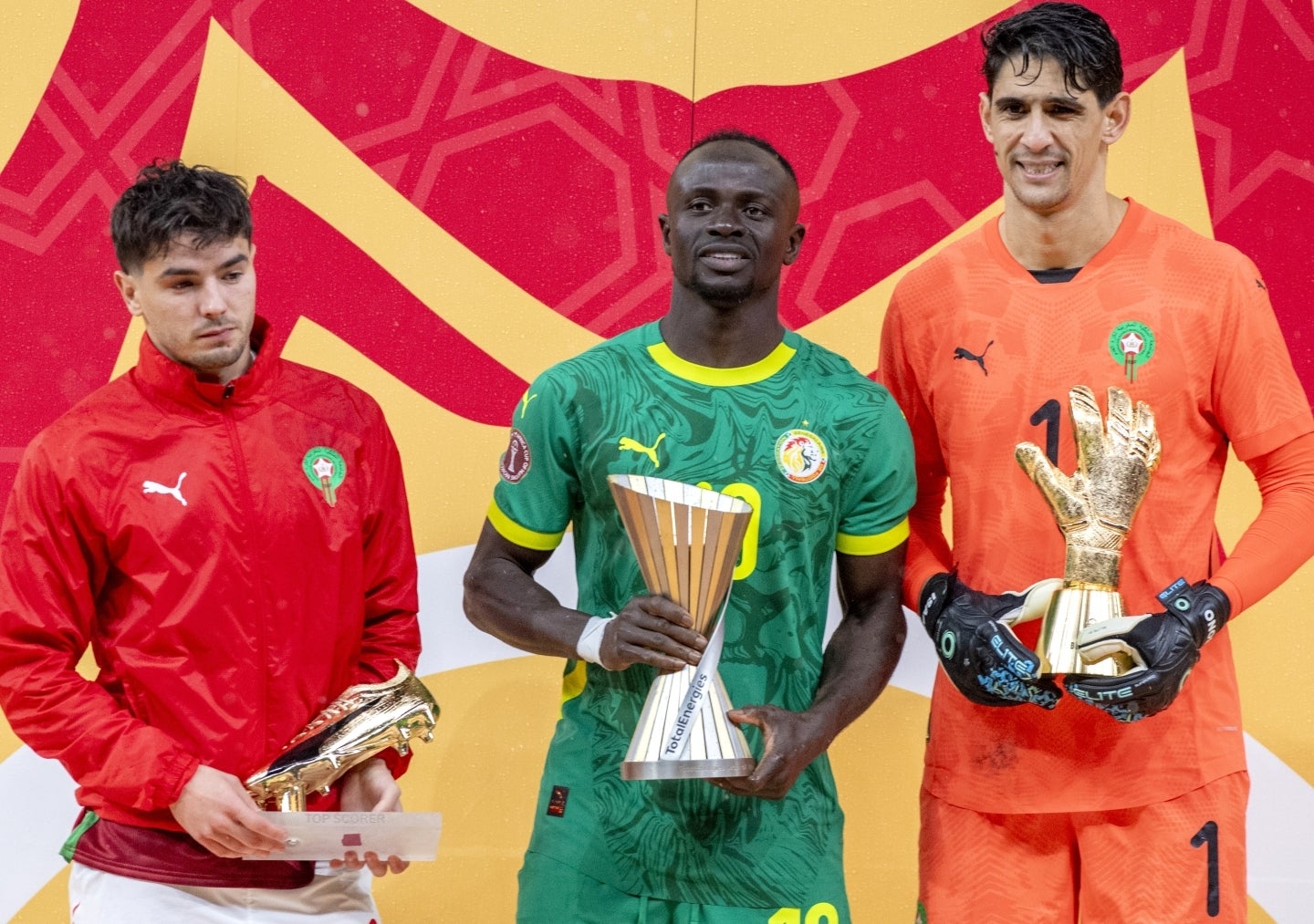 大会MVPにセネガルのマネ（中）、最優秀GKにはモロッコのボノ（右）が選ばれた。５ゴールで大会得点王に輝いたブラヒム（左）は、決勝でのPKミスもあって憔悴した表情だった。(C)Getty Images