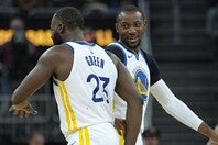 クミンガ(右)は17試合ぶりの出場にもかかわらず、チーム２位の20得点の活躍を披露した。(C)Getty Images